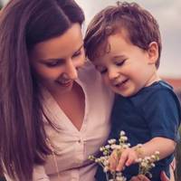 Я довго не любила свого сина. А коли йому виповнилося 2 роки, я вперше відвела його в дитячий садочок. Він пішов у групу. А в моїй руці відчувалася його тепла долонька.