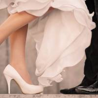 Позичила моя сестра свою весільну сукню родичці. Чекає свої речі назад. Минув місяць, два, на третій дзвонить тітці. Та видає: – Ой, ти знаєш, наша Світланка вже продала свою сукню, туфельки їй зараз