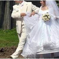 Батько наполіг, щоб Надя виходила заміж за сусіда. Коли молоді йшли до шлюбу, люди прийшли подивитися і не могли зрозуміти, чому наречений не Ігор, а Андрій. Надя жила з Андрієм, але не переставала д