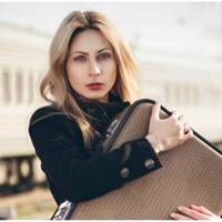 Мій колишній хлопець Жан кличе мене приїхати до себе в гості, у Францію, а вже потім, якщо почуття спалахнуть з новою силою, то і назавжди переїхати до нього.