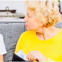 Перед кожним Новим роком свекор видавав своїй дружині гроші на подарунки дітям. Дві тисячі нам з чоловіком і сином і ще стільки ж на зовицю і її чоловіка з дочкою.