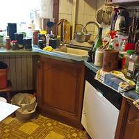 Заїхала до родичів у гості. Господиня люб’язно накрила стіл. Я нишком протерла вилочку і тарілочку антибактеріальною серветкою, робила вигляд, що їм. Але господиня помітила, що я копирсаюся в тарілці