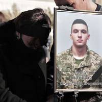 Трунu несуть на руках, усі рuдають: у Харкові nрощаються із загuблими в катастр0фі Ан-26