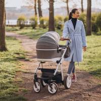 – Уявляєте, дівчата, ми з цією Мариною в одному класі вчилися. У школі вона була сірою мишкою! З абсолютно звичайної сім’ї, батько у неї працював машиністом, мати – медсестра. Одягалася завжди скромне