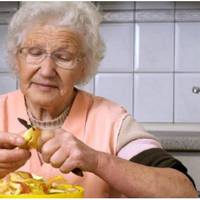 Якось в суботу у невістки був вихідний і я почула, як внук Артем просить маму, щоб та наліпила йому вареників. Але невістка спокійно відповіла, що в неї на сьогодні багато інших планів – манікюр зроб