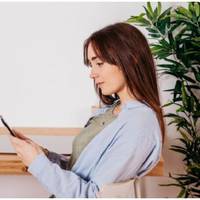 Свекруха занедужала і нам довелося переїжджати до неї, щоб доглядати її. Сестра чоловіка дуже зраділа, що це довелося робити не їй. Іноді вона приходила до матері, щоб я збігала на ринок, і тоді вони