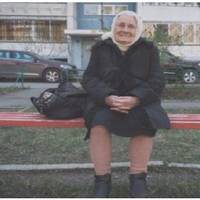 Син поїхав за кордон, а дві молодші дочки продали мою трикімнатну квартиру, поселили мене в однокімнатній квартирі, а решту розділили між собою. Відтоді вони приїжджають до мене рідко, а я колись жила