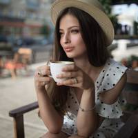 Привіз син наречену в гості, знайомитись, я її попросила сир порізати до чаю, а вона мені: – “А у мене, Ганно Григорівно, правило: я в гостях нічого не роблю, тільки відпочиваю”