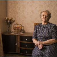 Нас запросила на день народження моя сестра. Вона накрила гарний стіл, приготувала багато смачних страв. Як виявилося, все це було лише заради спадку, за столом вона знову почала розмову про квартир