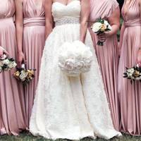 Весілля якось відразу не задалося, наречена злилася, плакала, а потім і взагалі з чоловіком пішли зі святкування. Але оскільки ресторан був проплачений до ранку, гості не розгубилися і продовжили весе