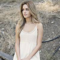 Мої подруги одягаються дуже модно, їздять на дорогих автомобілях. Вони насміхаються з мене, що я дуже проста і одягаються бідно. Кажуть, що я даремно за бідняка заміж вийшла.