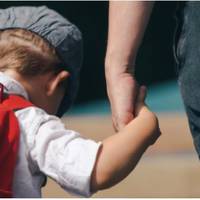 Тарас жодного разу не бачив своєї трирічної донечки. Якось Тарас заявив Наталці, що сьогодні він поведе сина у дитсадок. Вона була проти, але зрозумівши, що нічого не вдіє, дозволила чоловікові побач