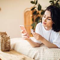 Катя складала зимові речі. І раптом в пуховику чоловіка натрапила на його старий телефон. Вона поспішила порадувати чоловіка, що втрачений телефон знайшовся.