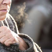 Якось син привів до хати невістку. Спочатку мені було дуже шкода її: тоненька, розгублена. Син у мене хлопець добрий, мабуть і підібрав від жалю десь це пташеня. Весілля як такого не було.