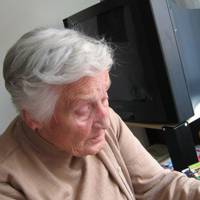 Ще 7 років тому мій син з дружиною купили земельну ділянку. Рік там ріс бур’ян. Потім поставили паркан та залили фундамент. Але маленький будинок вони не хочуть, а хочуть хороми.