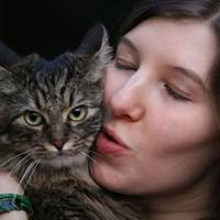 Анастасія ніколи не була заміжньою. В свої за 30 років жінка жила з мамою. Якось Настя, прибираючи в квартирі, знайшла дуже дивну знахідку. Жінка навіть не знала, що їй робити.