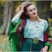 Невесела звістка прийшла з села – Назар одружився з іншою, донька голови сільської ради стала його нареченою. І саме в той день Христина зрозуміла, що вже не одна, бо чекає дитину від коханого.