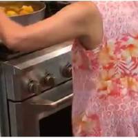 Одного разу ввечері мама щось готувала на кухні. Чоловік прийшов з ресторану ситий, тому ходив незадоволений весь вечір, мовляв, що там вона возиться, навіщо так довго шуміти на кухні.