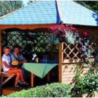 Ми живемо разом з сестрою чоловіка в одному будинку, але з двома входами. Між нашими ділянками є альтанка, Зоя вирішила там влаштовувати сімейні наради.