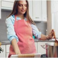 Сьогодні, коли чоловік їхав на роботу, то поївши, трохи залишив в тарілці і прямо так поставив в раковину. Він, напевно, думає, що вдома є домробітниця.