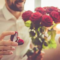 Про пропозицію руки і серця знали його батьки. Вони розповіли його сестрі, та розповіла колишній дружині, і ті обидві притягли своїх дітей під різними приводами, наказавши їм влаштувати спектакль, щоб