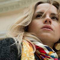 Моя рідна сестра оформила спадщину нашої матері на себе, а мені обіцяла виплатити половину вартості її квартири. Але минув рік, а грошей я так і не отримала від неї, ні копійки.