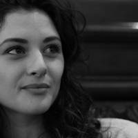 Мій син живе у невістки. Після важкого робочого дня він приходить додому і стає ще за плиту готувати собі і дружині вечерю. Вона нічого зовсім не робить, приходить додому тільки переночувати.