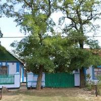 В неділю до обіду Іван пригнав корів з пасовиська, як побачив великий чорний джип біля подвір’я. Гавкали собаки, кричали кури, а з хати долинала якась не дуже приємна розмова.