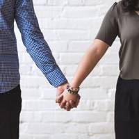 Марта з Василем недавно виплатили кредит за автомобіль, в’їхали в свою нову квартиру. Марта ідеальна дружина: турботлива, працьовита, економна. Та всі рідні просять Василя розлучитися з дружиною.