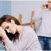 Одного ранку через погане самопочуття я не пішла на роботу, свекруха і не знала, що я залишилася вдома. Я встала з ліжка, щоб зробити собі каву і почула на кухні голоси.