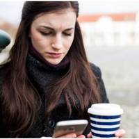 Чоловік приїхав з заробітків і ми вирішили зробити входини в наш новий будинок, зібралися родиною відсвяткувати. В розпал свята я помітила, що чоловік весь час тримає телефон в руках і щось комусь пи