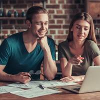 Свекруха в квартиру тихенько, чує, що голоси лунають. Вона в кімнату така зайшла. А там … А там таке, що вона прям на порозі на підлогу і осіла. Невістонька, зміюка підколодна, на дивані валяється