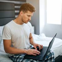 Антона розбудив телефонний дзвінок. Незнайома жінка повідомила, що він може приїхати до управління опіки і оформивши документи забрати сина. Він намагався все зрозуміти де згрішив, звідки у нього дити