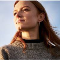 У дочки був день народження і не запросити бабусю було неможливо. Коли всі гості вже розходилися, свекруха підійшла до мене на кухні і пошепки, щоб ніхто не чув, вона сказала, що я повинна бути їй б