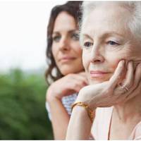 Син привів додому майбутню невістку – знайомитися. Вирішили попити чай. Я спекла тортик, поставила на стіл чашки. Вона мовчки встала, зібрала три чашки в раковину і починає губкою і содою терти їх об