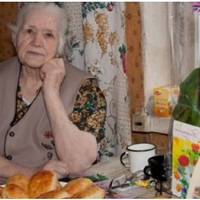 Мій чоловік не був в захваті від візиту тещі, тому навіть не запропонував їй з дороги чаю. Мама пішла на кухню чекати мене. Розклала продукти, які привезла. Напевно, зголодніла, тому поставила чайни