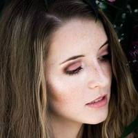 Ми з чоловіком багато років працювали, відкладали гроші, щоб купити своїй єдиній доньці квартиру. Щоб вона не жила в невістках. А вони з чоловіком відразу продали ту квартиру і купили трикімнатну.