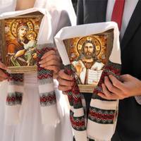 На іншому кінці селища лунала весільна музика. Мирон одружувався. А ще недавно зізнавався Валентині в коханні. Дівчина була щасливою. Подумки уявляла себе нареченою.