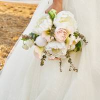 Олегу тоді було 19. Він вчився на заочному, а у школі викладав фізику. Треба сказати, що він, як на зло, видний був. Високий, статний. Але ж Люська, моя донька, буквально ходила за ним по п’ятах.