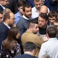 У Раді зібралися скоротити армію, українці обурені: “Може депутатів на мінімалку?”