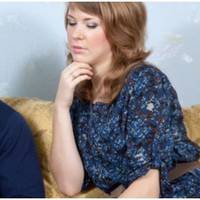 В неділю до нас прийшла свекруха, поговорити з моїм чоловіком про сімейні справи. Мене вдома не було, а коли я повернулася, почула, як на кухні чоловік скаржиться своїй мамі, що я купила собі нову с