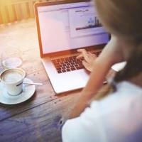 Руки до мене тягне, виє: «Одружись! Квартиру маю! Їжа смачна! Голова не болить!” Я злякався, аж в одному черевику в під’їзд вискочив, другий в руках тримав! Тільки в ліфті взув