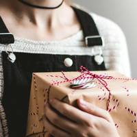 Коханий на День народження подарував коробку цукерок, а потім ще й заявив, що це не гірший подарунок ніж він отримав. Вона образилася ще більше і висловила йому, що цей флакон хоча б в три рази більше