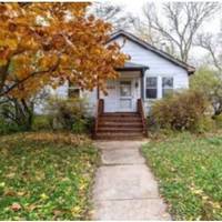 Олена приїхала вперше до нас додому і давай носом крутити, мовляв, тут жити вона не буде, не її рівень. Тоді ми продали частину свого городу і купили їм однокімнатну квартиру в місті.