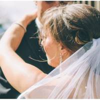 З боку мого нареченого приїхало 20 найближчих людей. Мама, тато, кілька тіток з своїми дітьми – Олеговими сестрами і братами. Я відразу помітила, що мою свекруху весь час тримає за руку дівчинка, ро