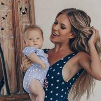 Вранці, коли я майже вже виходила на роботу, пролунав дзвінок у двері. Я відкрила і на порозі побачила коляску, всередині якої мирно спала дитина. «Олексій, подбай про нашу доньку.