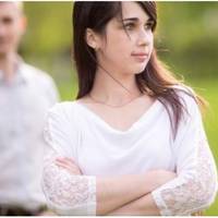 Якось Валерій запросив мене в кафе і за кавою зізнався, що він поки ще одружений, більше того, він чесно зізнався і в тому, що живе в одній квартирі зі своєю дружиною і дитиною, але каже, що це тимчас