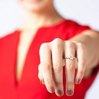 Вечір п’ятниці, в ювелірний магазин зайшла цікава пара: помітно лисуватий чоловік похилого віку і красива молода дівчина. Вони вибрали дорогущу каблучку.