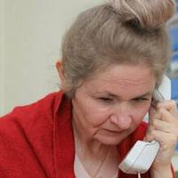 Мою свекруху покинув чоловік, він пішов до іншої. А вона і господиня хороша, і одягається модно на заздрість усім. А вчора ми були у неї в гостях, здалеку до неї приїхала її сестра з чоловіком і пле