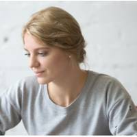 Коли не стало бабусі Дмитра, свекруха виставила її квартиру ​​на продаж, а виручені кошти пішли на ремонт її житла і на різні блага – вона купила собі шубу, телевізор, щовечора ікру до вечері.